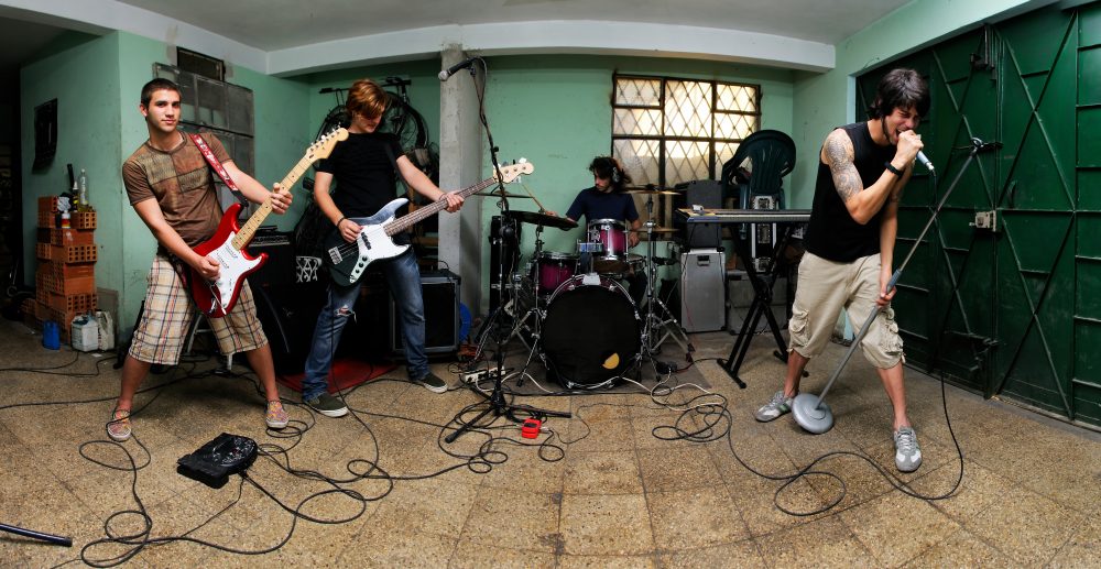 Practical Ways of Implementing Peer Mentoring in Modern Band Classrooms